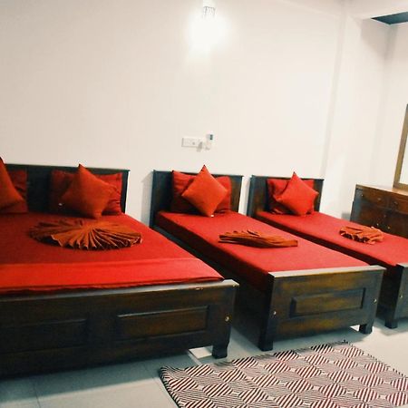 Oasis Beach Hotel ネゴンボ エクステリア 写真