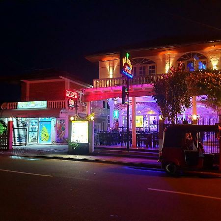 Oasis Beach Hotel ネゴンボ エクステリア 写真