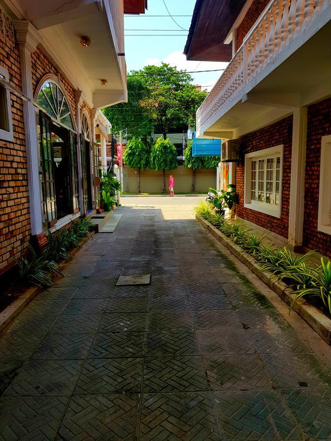 Oasis Beach Hotel ネゴンボ エクステリア 写真