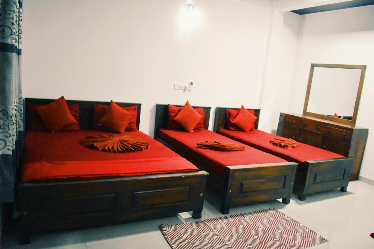 Oasis Beach Hotel ネゴンボ エクステリア 写真