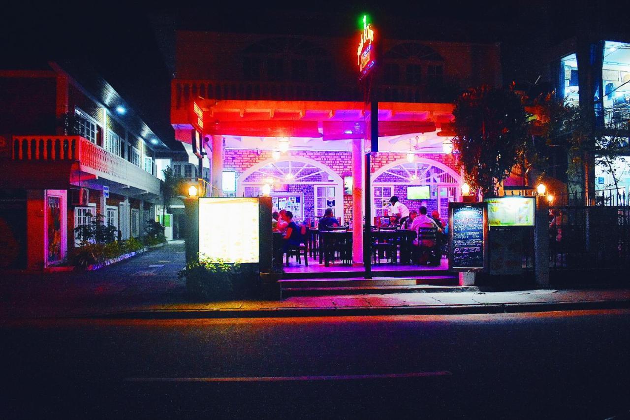 Oasis Beach Hotel ネゴンボ エクステリア 写真