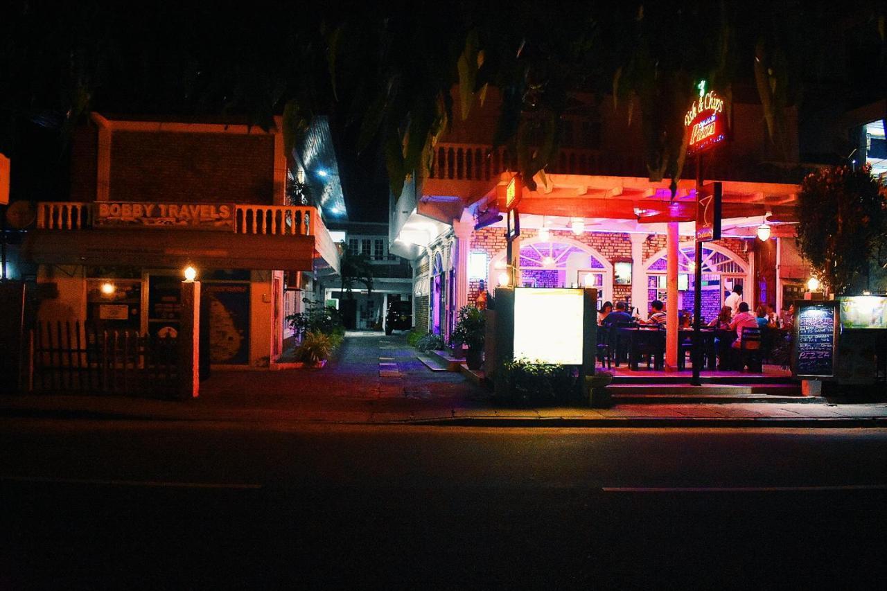 Oasis Beach Hotel ネゴンボ エクステリア 写真
