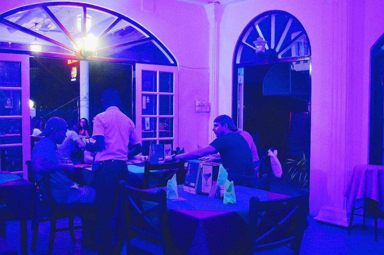 Oasis Beach Hotel ネゴンボ エクステリア 写真